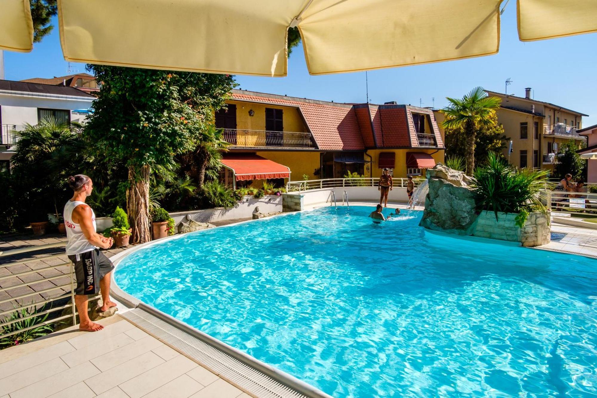 Hotel Bristol Bellaria-Igea Marina Buitenkant foto